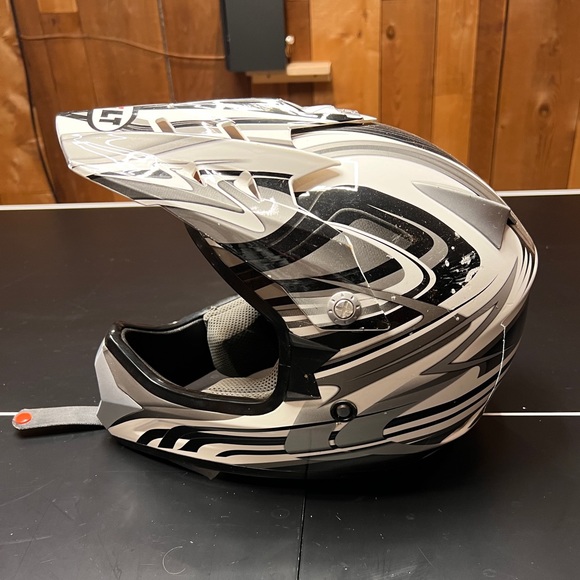 BiLT motorcycle helmet - Picture 7 of 8